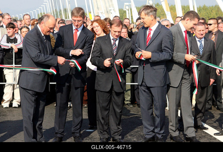 Átadták a Megyeri hidat-stock-foto