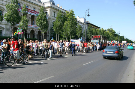 Megdobálták és szidalmazták a melegeket-stock-foto