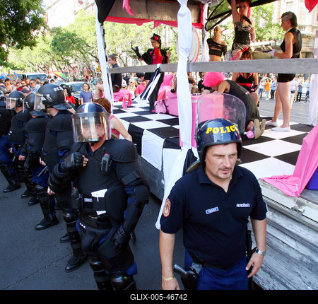 Megdobálták és szidalmazták a melegeket-stock-foto