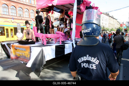 Megdobálták és szidalmazták a melegeket-stock-foto