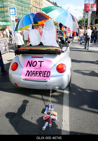 Megdobálták és szidalmazták a melegeket-stock-foto