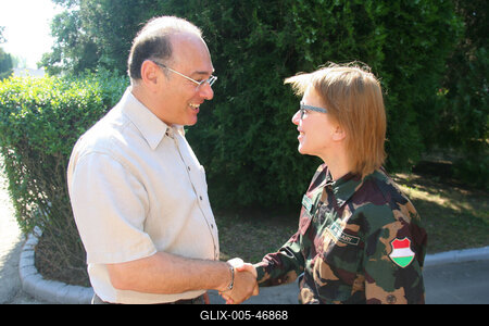 Egy színdarab kedvéért három napra katonának álltak a Vígszínház művészei-stock-foto