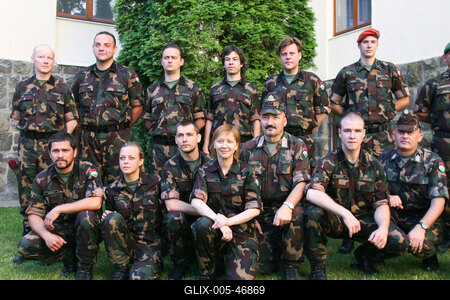 Egy színdarab kedvéért három napra katonának álltak a Vígszínház művészei-stock-foto