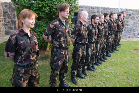 Egy színdarab kedvéért három napra katonának álltak a Vígszínház művészei-stock-foto