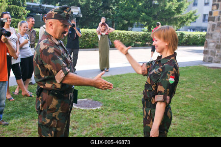 Egy színdarab kedvéért három napra katonának álltak a Vígszínház művészei-stock-foto