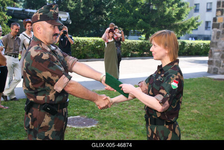 Egy színdarab kedvéért három napra katonának álltak a Vígszínház művészei-stock-foto