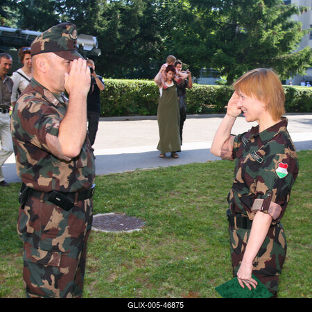 Egy színdarab kedvéért három napra katonának álltak a Vígszínház művészei-stock-foto