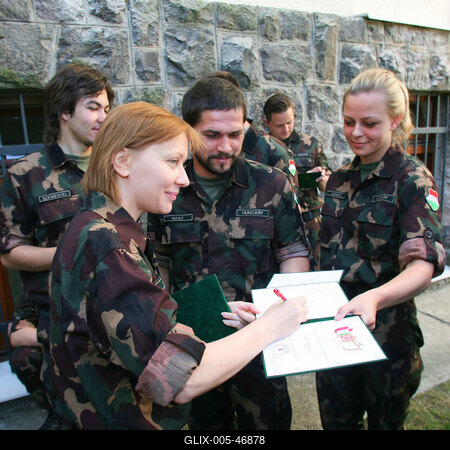 Egy színdarab kedvéért három napra katonának álltak a Vígszínház művészei-stock-foto