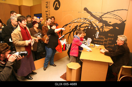 Hosszú idő után jelent meg újra a rajongók előtt Cseh Tamás-stock-foto