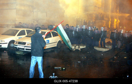 Ostrom az MTV székház ellen-stock-foto