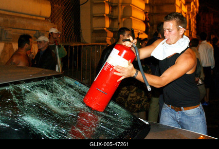 Ostrom az MTV székház ellen-stock-foto