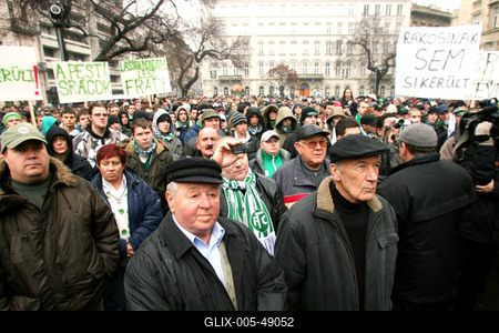Fradi-drukkerek tüntettek a PM előtt-stock-foto