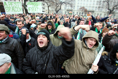 Fradi-drukkerek tüntettek a PM előtt-stock-foto
