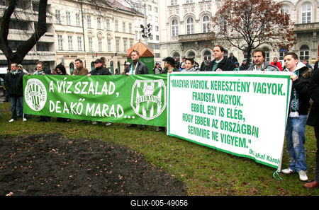 Fradi-drukkerek tüntettek a PM előtt-stock-foto