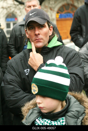 Fradi-drukkerek tüntettek a PM előtt-stock-foto