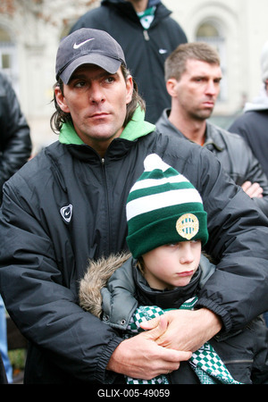 Fradi-drukkerek tüntettek a PM előtt-stock-foto