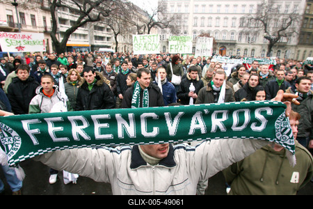 Fradi-drukkerek tüntettek a PM előtt-stock-foto