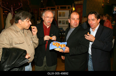 Budapest, 2007.03.15.
Az Uránia Nemzeti Filmszínházban tartották a Hasutasok díszbemutatóját.

Badár Sándor Karinthy-gyűrűs színész, humorista,
Farkasházy Tivadar, közgazdász, újságíró, Szőke András filmrendező, forgatókönyvíró, operatőr, színész, 
Zelei Gábor színész-stock-foto