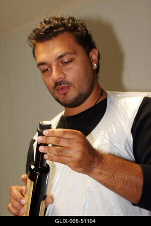 Sztárok töltik a kolbászt-stock-foto