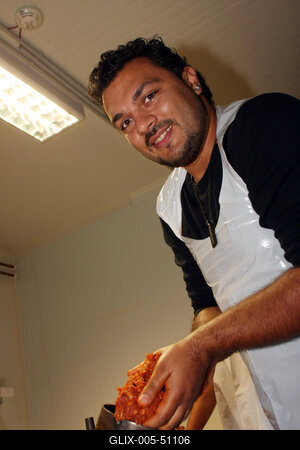 Sztárok töltik a kolbászt-stock-foto