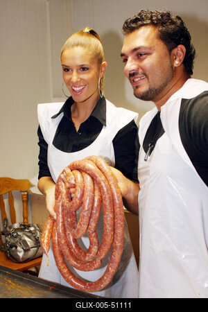 Sztárok töltik a kolbászt-stock-foto