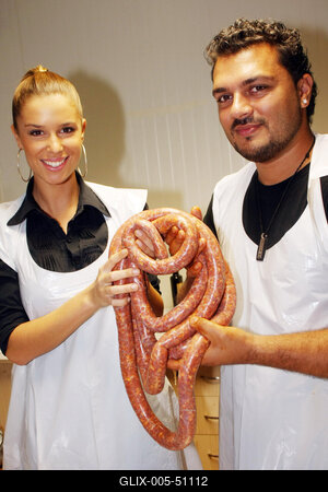 Sztárok töltik a kolbászt-stock-foto