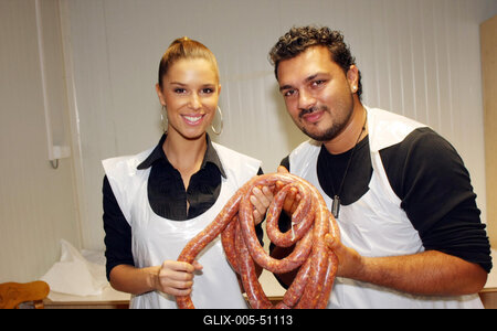 Sztárok töltik a kolbászt-stock-foto