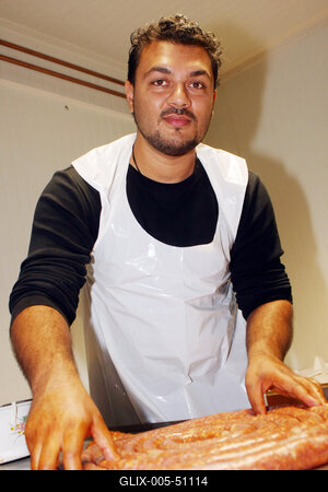 Sztárok töltik a kolbászt-stock-foto