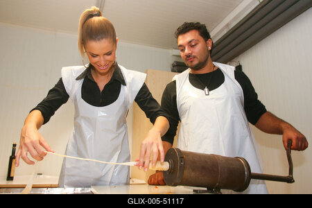 Sztárok töltik a kolbászt-stock-foto