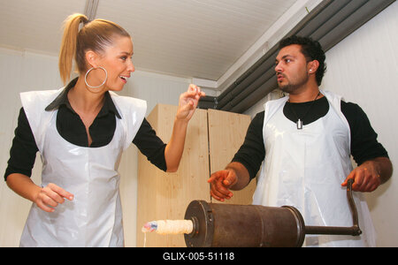 Sztárok töltik a kolbászt-stock-foto