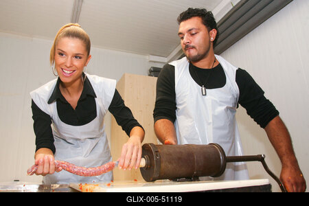 Sztárok töltik a kolbászt-stock-foto
