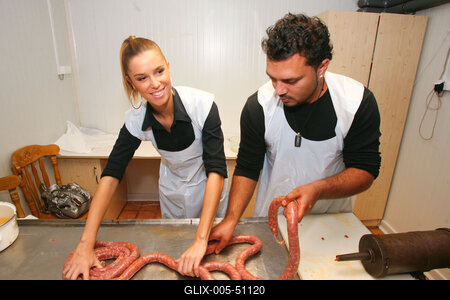 Sztárok töltik a kolbászt-stock-foto