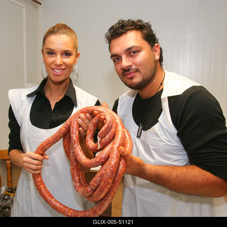 Sztárok töltik a kolbászt-stock-foto