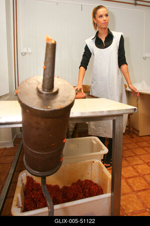 Sztárok töltik a kolbászt-stock-foto