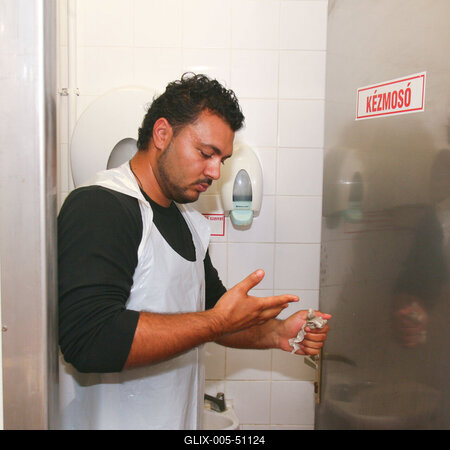 Sztárok töltik a kolbászt-stock-foto