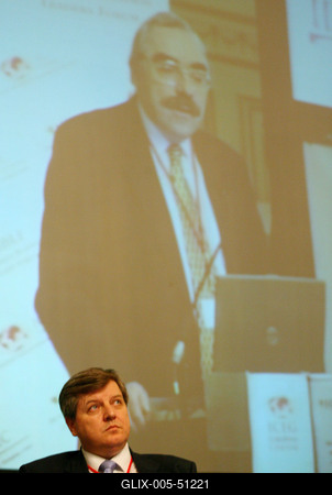 Túl a konvergencián - pénzügyi csúcs Budapesten-stock-foto