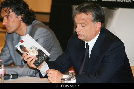 Könyvbemutató-stock-foto