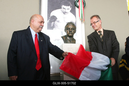 Felavatták Papp László mellszobrát a sportarénában-stock-foto