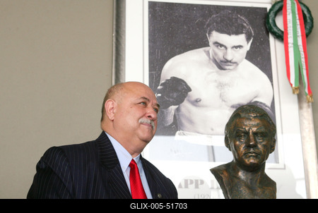 Felavatták Papp László mellszobrát a sportarénában-stock-foto