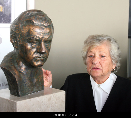 Felavatták Papp László mellszobrát a sportarénában-stock-foto