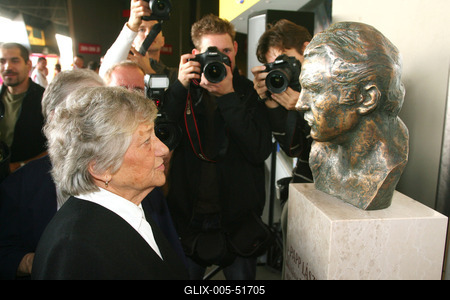 Felavatták Papp László mellszobrát a sportarénában-stock-foto