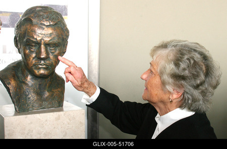 Felavatták Papp László mellszobrát a sportarénában-stock-foto