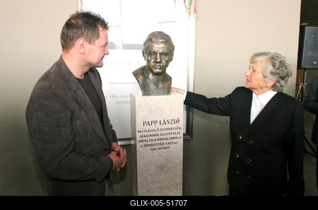 Felavatták Papp László mellszobrát a sportarénában-stock-foto