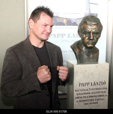 Felavatták Papp László mellszobrát a sportarénában-stock-foto