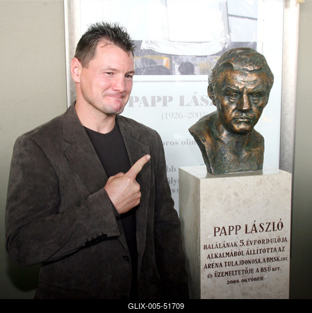 Felavatták Papp László mellszobrát a sportarénában-stock-foto