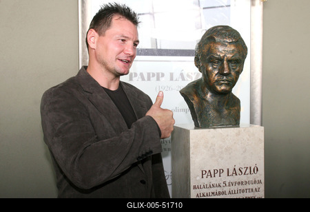 Felavatták Papp László mellszobrát a sportarénában-stock-foto