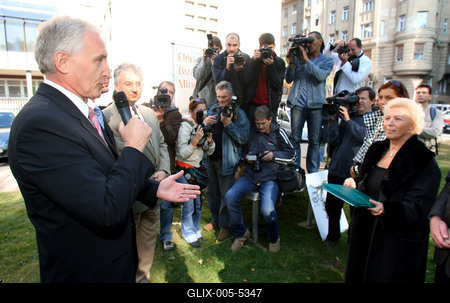 Petícióval fordulnak a patikusok a parlamenti pártokhoz-stock-foto