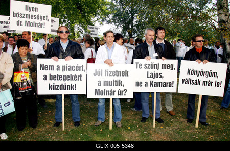 Petícióval fordulnak a patikusok a parlamenti pártokhoz-stock-foto