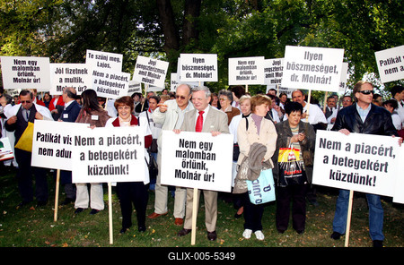 Petícióval fordulnak a patikusok a parlamenti pártokhoz-stock-foto