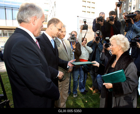 Petícióval fordulnak a patikusok a parlamenti pártokhoz-stock-foto